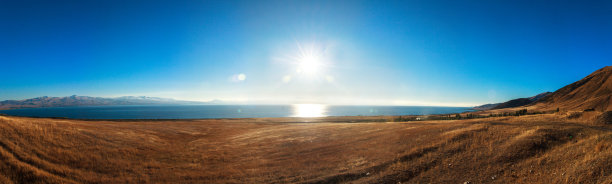 美丽的黄色田野和风景优美的山景秋天图片下载