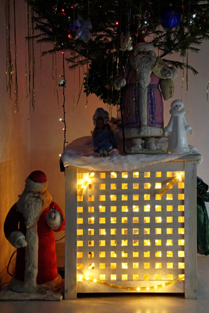 圣诞树，圣诞老人和雪姑娘。花环。装饰图片下载