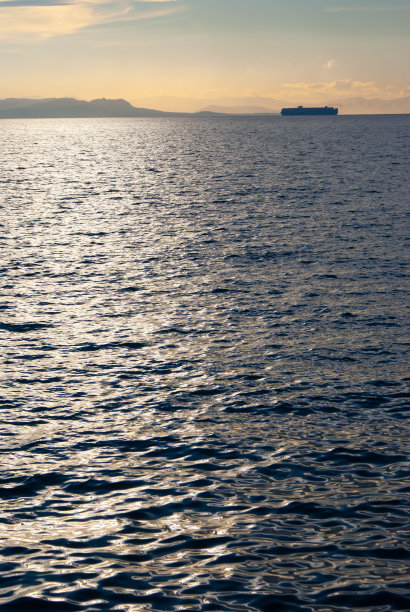 在途货轮图片下载