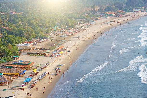 Arambol海滩。从天空看，从上面看，航空照片，观点。海滩的景色。长长的美丽的海滩，俯视图。人们在海滩上散步，放松图片下载
