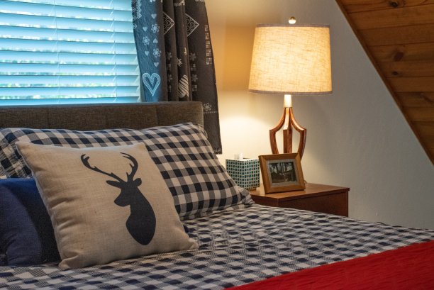 小屋装饰，床和早餐图片下载