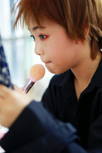 为完美肌肤化妆。美丽的女孩用化妆粉刷化妆图片下载