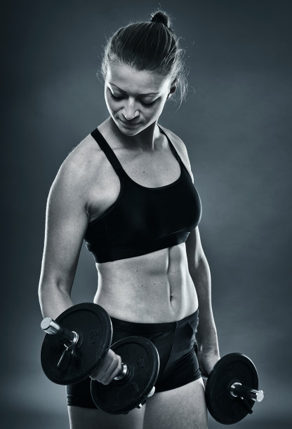 用哑铃练二头肌的女孩图片下载