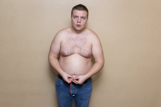 一个男人用米测量他的胖肚子图片下载