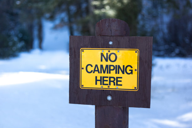 雪山森林禁止露营的标志，特写图片下载