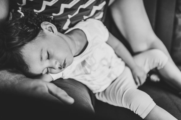 靠近父亲的手抱着婴儿。爸爸抱着在他怀里熟睡的女儿。黑白照片。图片下载