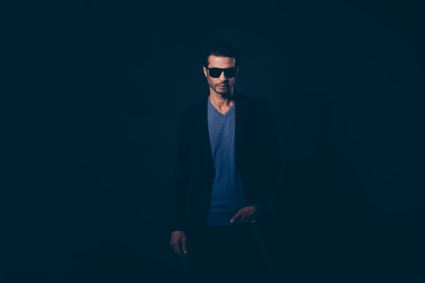 英俊的胡须男士肖像图片下载