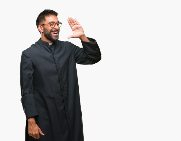 成年西班牙裔天主教神父在孤立的背景下大声喊叫和尖叫，一边用手捂着嘴。通信的概念。图片下载