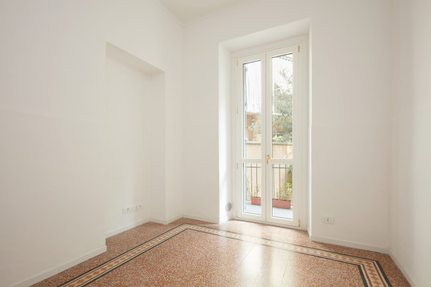 一间装修过的公寓里空荡荡的白色客厅，有一扇大窗户图片下载