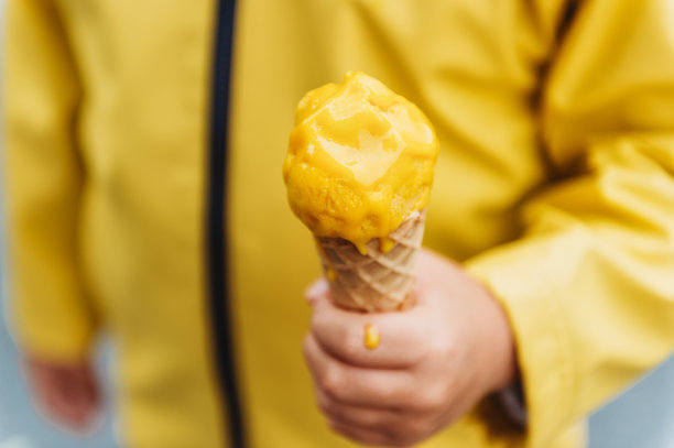 黄色芒果冰淇淋的近距离图片抱着一个孩子图片下载
