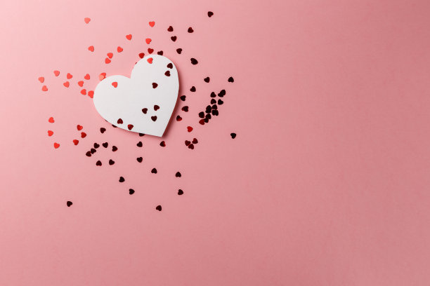 有创意的照片。情人节的明信片。情人节的背景。粉红色背景上撒着五彩纸屑的心。副本的空间。前视图。平的。柔和的颜色图片下载