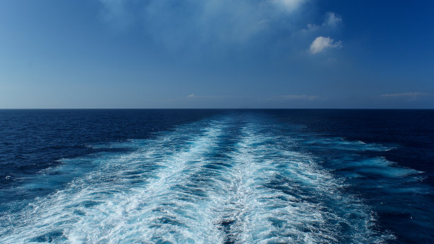 在明媚的夏日，从游船上划过的海洋图片下载