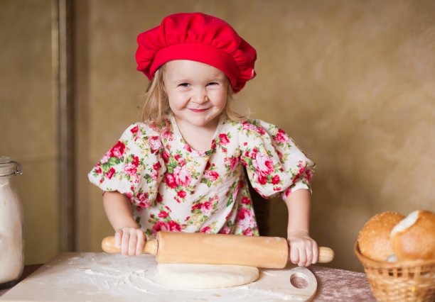 揉面团，红帽子，面团披萨，微笑图片下载