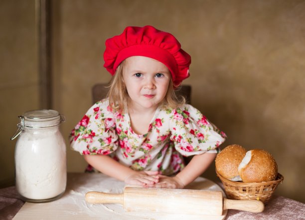 揉面团，红帽子，面团披萨，认真的图片下载