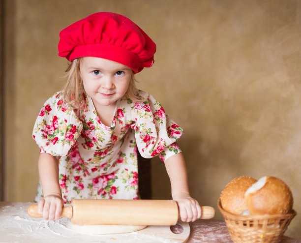 揉面团，红帽子，面团披萨，认真的图片下载