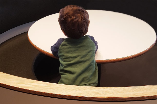 圆桌旁的婴儿图片下载