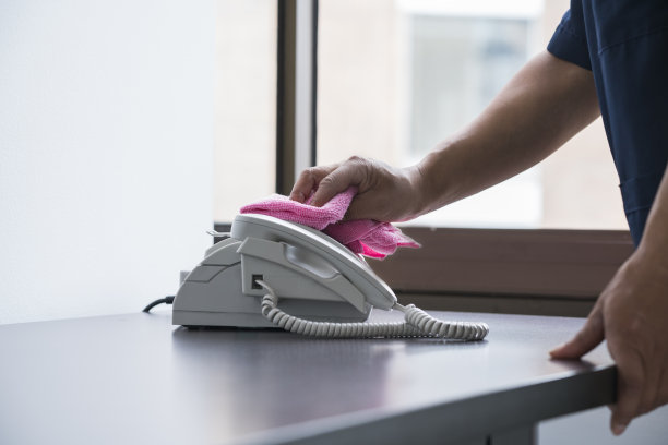 在办公室里打扫卫生的妇女图片下载