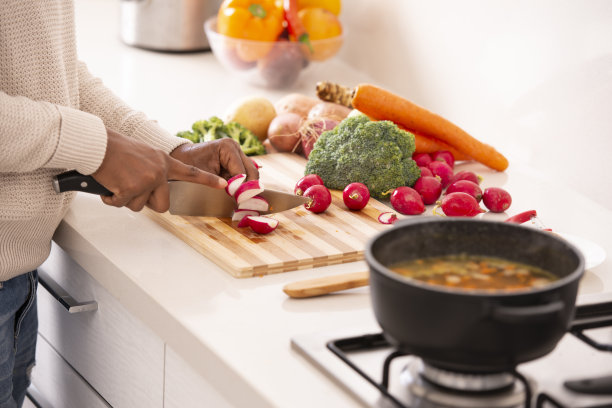 制作汤和沙拉的烹饪理念图片下载