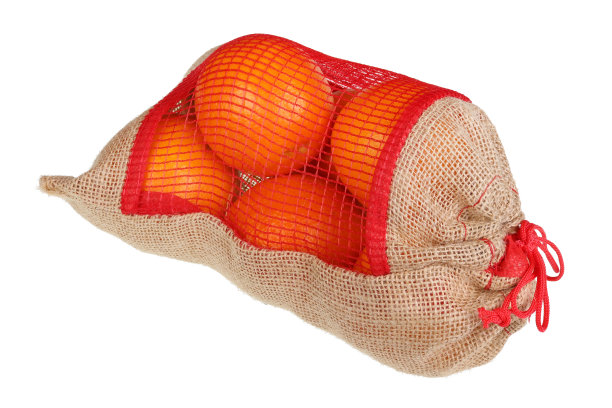 圣诞橙子装在一个质朴的帆布自制袋子里。孤立的图片下载