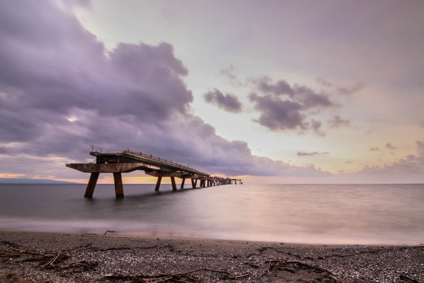 Tyrrenian海中倒塌的桥图片下载