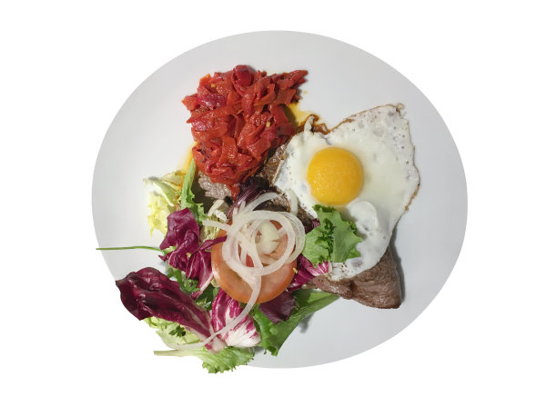 炒鸡蛋，牛排和沙拉在一个盘子孤立的白色背景图片下载