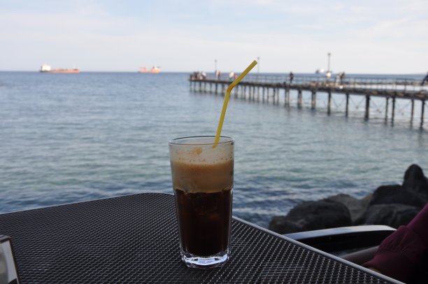 一大杯传统的希腊冰咖啡图片下载