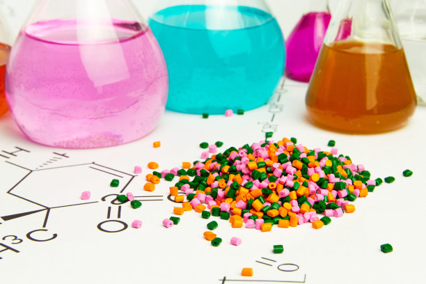 塑料原料在颗粒化学实验室和试剂的背景下。聚丙烯，乙烯，实验室条件下的聚丙烯研究图片下载