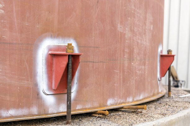 在混凝土中锚定螺栓，焊接在工厂储罐的壳板上。图片下载