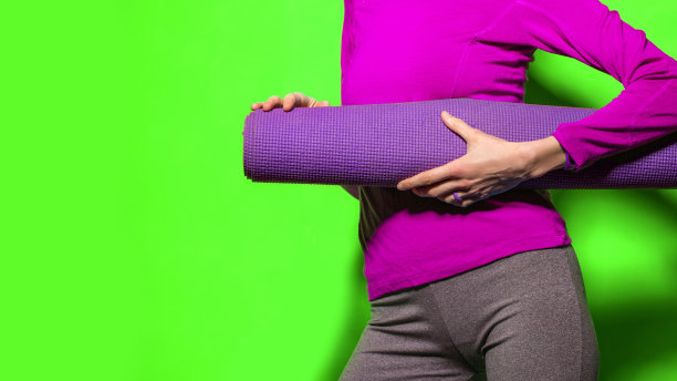 有瑜伽垫的瑜伽女孩图片下载