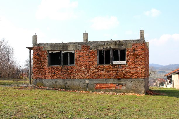 废弃的、毁坏的、没有屋顶的砖房图片下载