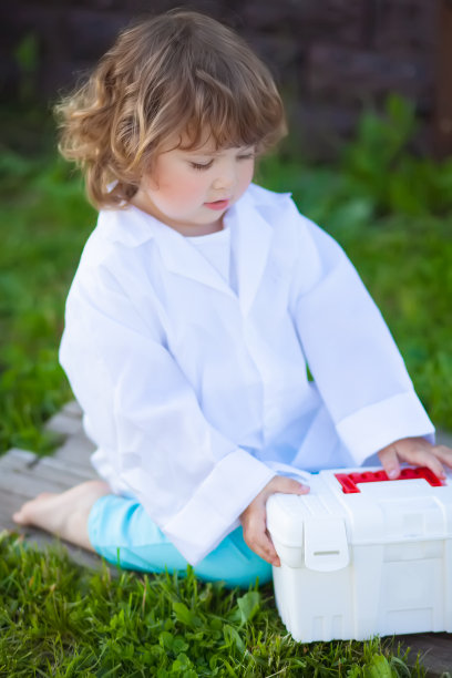 可爱又严肃的小医生图片下载