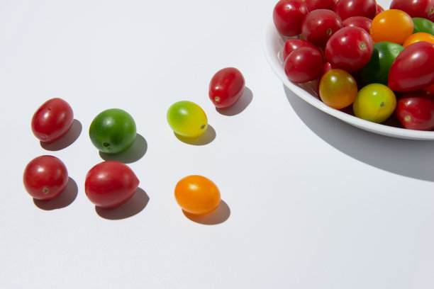 很多五颜六色的小番茄图片下载