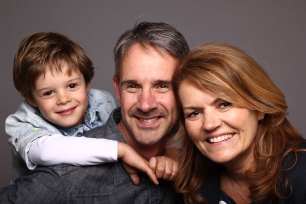 快乐的爸爸，妈妈和儿子图片下载