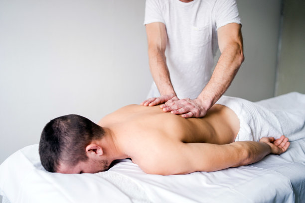 男运动员在温泉进行运动按摩图片下载