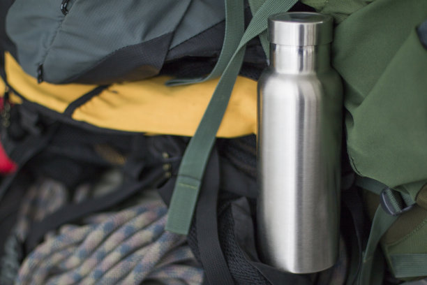 绝缘不锈钢瓶与攀登齿轮图片下载