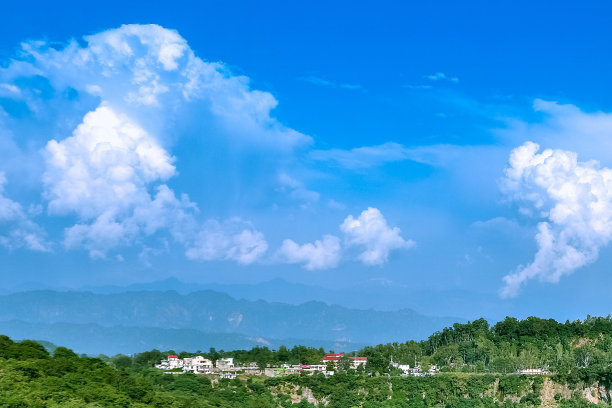 凉爽的风景与蓝天和惊人的白云图片下载