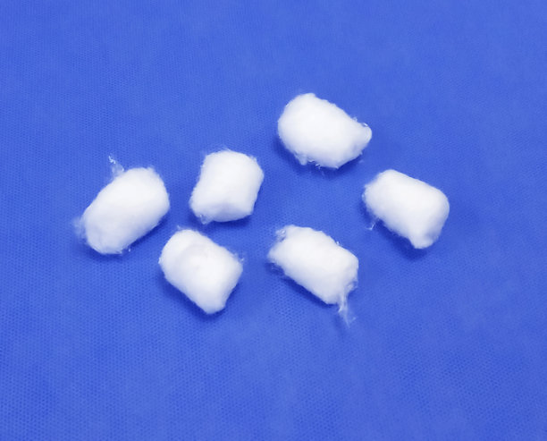 白色的棉花球图片下载