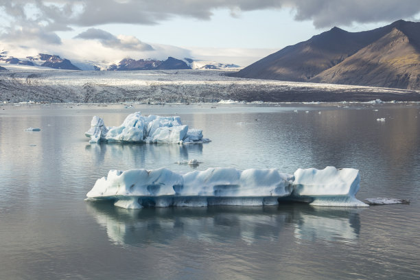 著名的飞机残骸DC-3日出后在冰岛图片下载