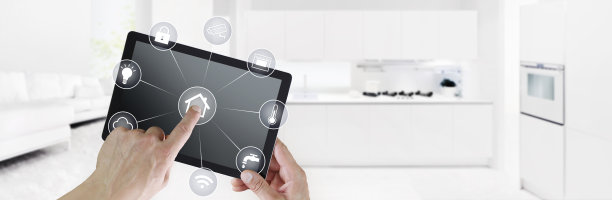 智能家居自动化控制手触摸数字平板电脑屏幕上的白色符号厨房和客厅背景网络横幅和复制空间模板图片下载