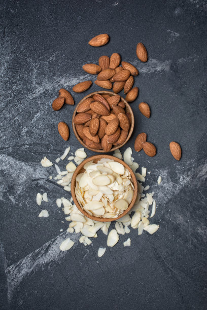 俯视图杏仁片和整个坚果木碗作为配料的糖果图片下载