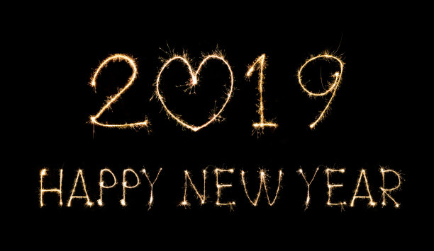 新年快乐2019文字手工书写闪耀烟花与五彩缤纷的烟花图片下载
