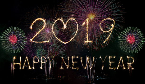 新年快乐2019手写的文字在夜晚闪烁着五彩缤纷的烟花图片下载