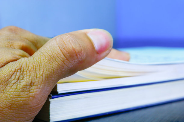 当这个人决定改变时，他是屈服于决定他自己的方式图片下载