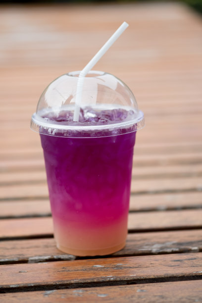 鲜冰紫蝴蝶豌豆花茶在透明的玻璃杯图片下载