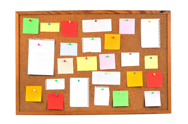 上面有穿孔纸的软木板图片下载