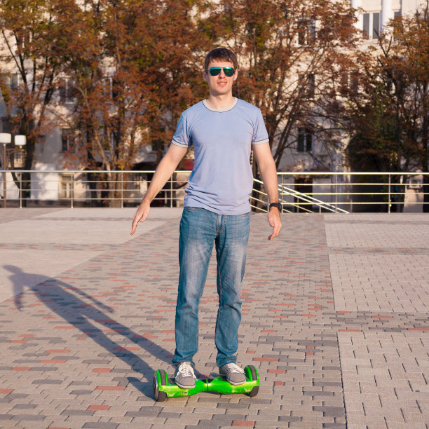 旋转滑板车，全高度，骑，微笑素材图片