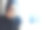女人在咖啡馆用笔记本电脑工作时环顾四周并微笑。一个穿着冬装在笔记本电脑前工作的时尚微笑女人的肖像。女性与太阳的商务风格。——图片图片下载