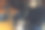 女人在咖啡馆用笔记本电脑工作时环顾四周并微笑。一个穿着冬装在笔记本电脑前工作的时尚微笑女人的肖像。女性与太阳的商务风格。——图片图片下载