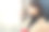 女人一边走在街上一边喝着热咖啡。肖像时尚微笑的女人在冬天的衣服喝热咖啡。女性冬季风格。——图片图片下载