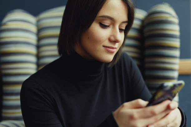 女人做笔记并四处寻找想法。冬天穿着衣服的时尚微笑女人的肖像女性冬季风格。——图片图片下载